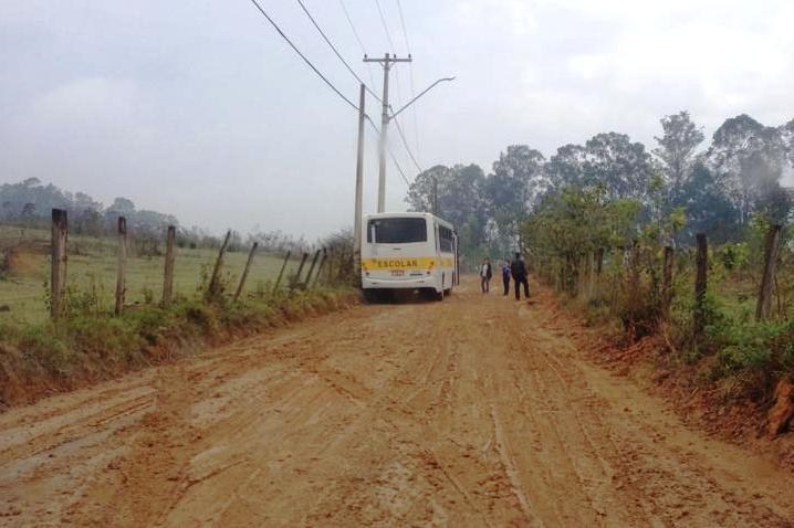 Barro escorregadio tem dificultado tráfego de veículos