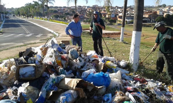 Vereador Carlos Fontes acompanha limpeza na Zona Sul.