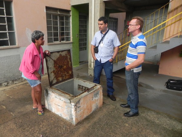 Joi e técnico do DAE conversam com moradora do Romano.