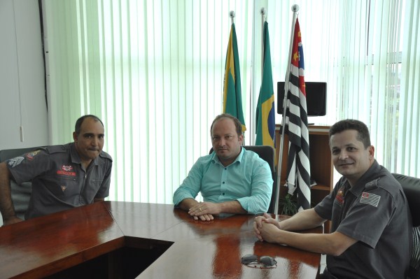 Juca conversa com integrantes do Copro de Bombeiros