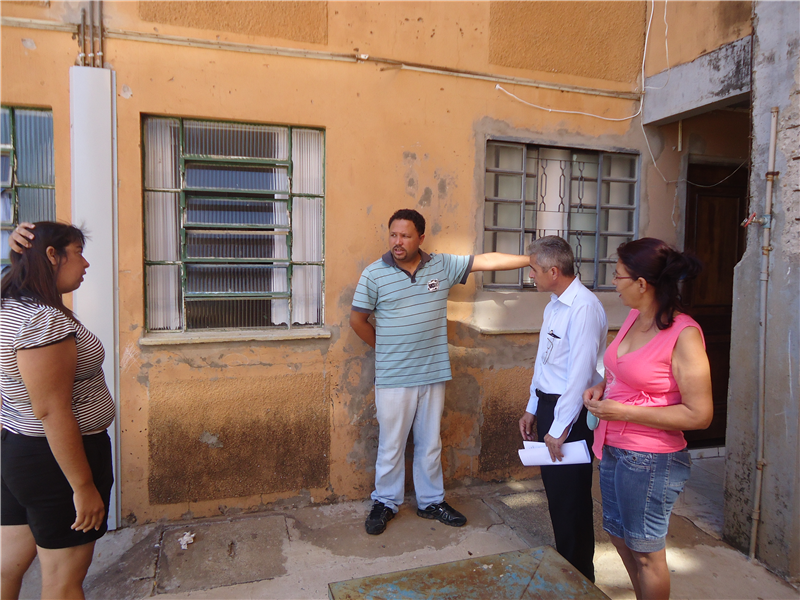 Anízio, ao lado de técnico da CDHU, conversa com moradores do Roberto Romano