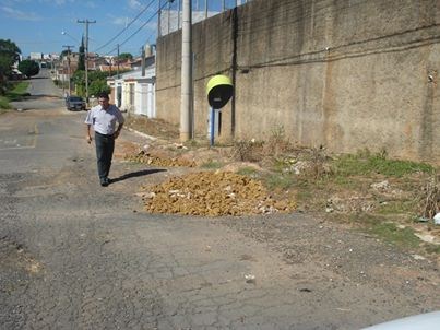 Carlos Fontes vistoria rua do Parque Olaria.