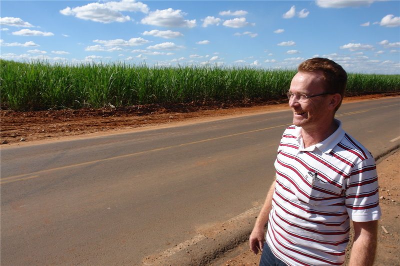 Joi acompanha manutenção de acostamento de estrada de acesso ao Sapezeiro