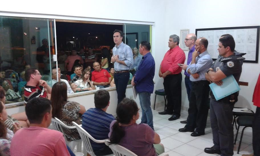 Carlos Fontes intermedeia reunião sobre segurança.