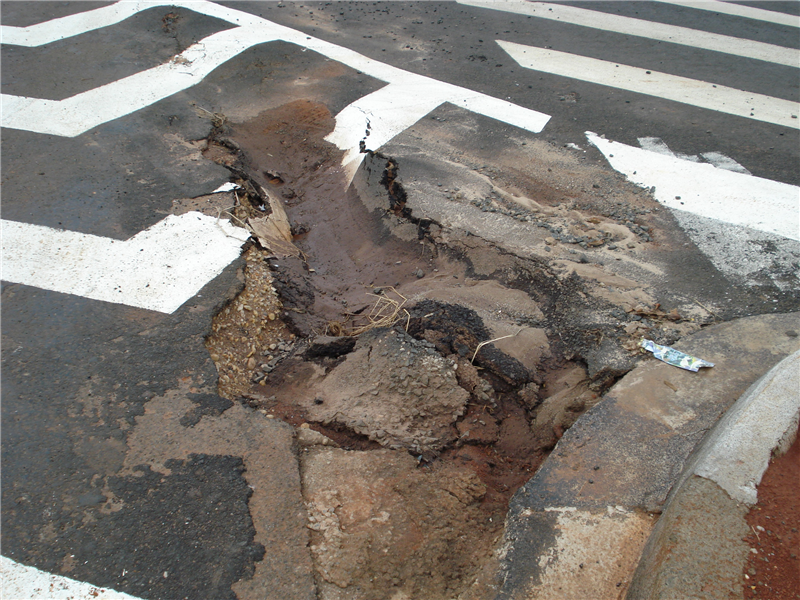Asfalto está se desfazendo no acesso da rua Humberto Materazzo para a avenida Santa Bárbara, no Distrito Industrial. 