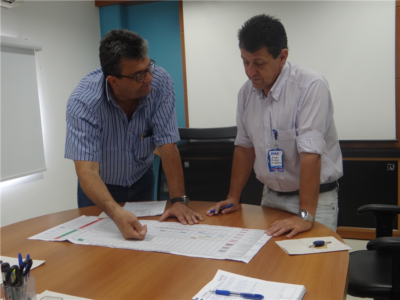 Kadu em reunião com o diretor superintende do DAE.