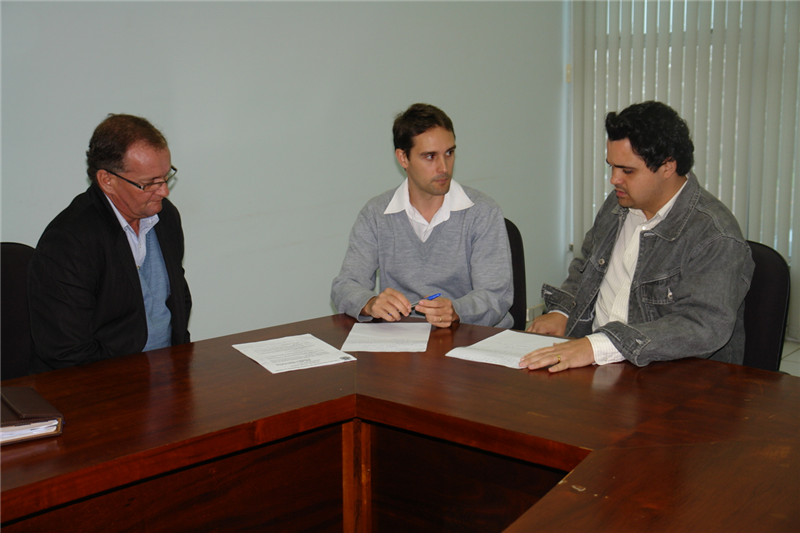 Davi, Thia e Pinguim discutem novo projeto.