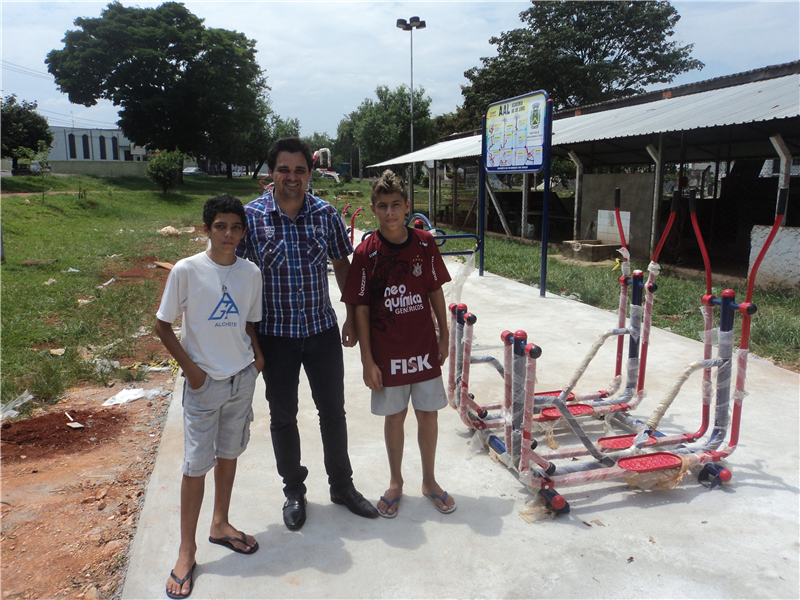 Pinguim acompanha instalação de equipamentos em academia no Jardim Esmeralda