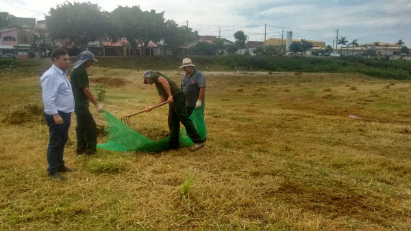 Fontes acompanha limpeza de área pública no Vista Alegre