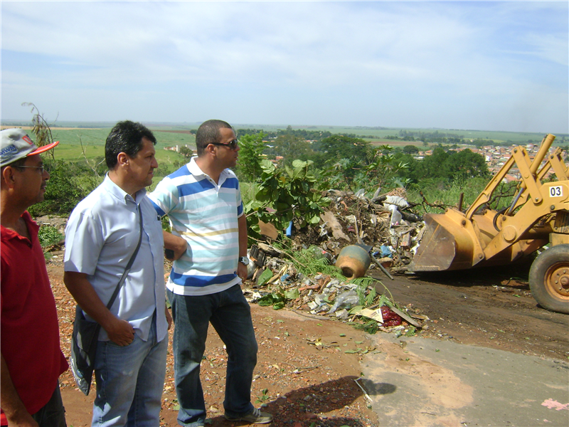 Kadu acompanha limpeza de área no Santa Rita ao lado de chefe de serviços urbanos