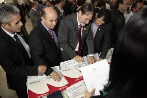 Vereadores acompanham assinatura de convênio Cidade Legal