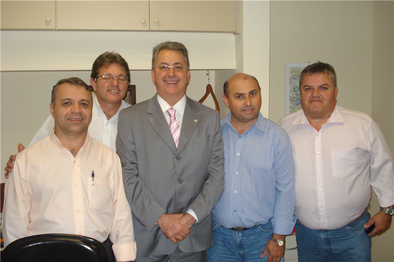 O vereador Carlos Fontes, durante visita a Chico Sardelli, em São Paulo