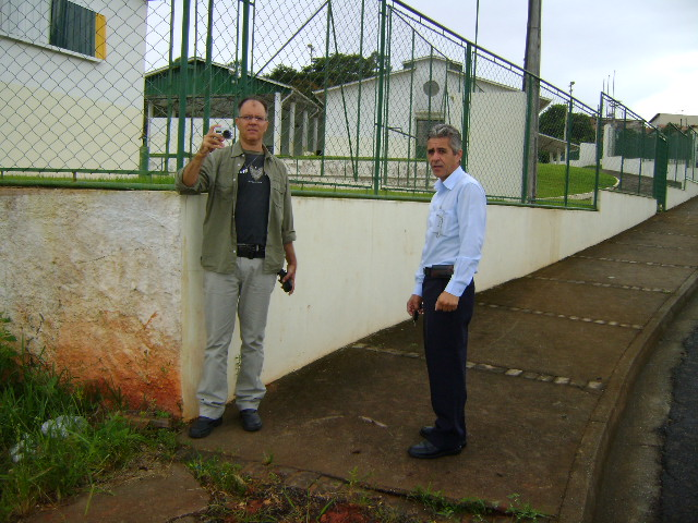 Anízio e o engenheiro Vladimir Dio, durante visita ao Vista Alegre