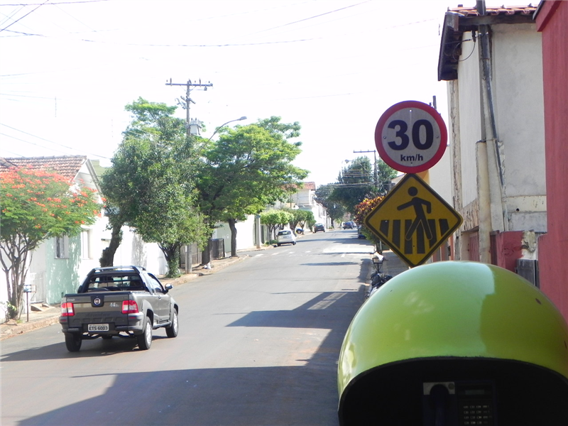 Placa limita velocidade na Rua Riachuelo