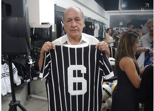 Ademir pariticipou de homenagem recente no clube 