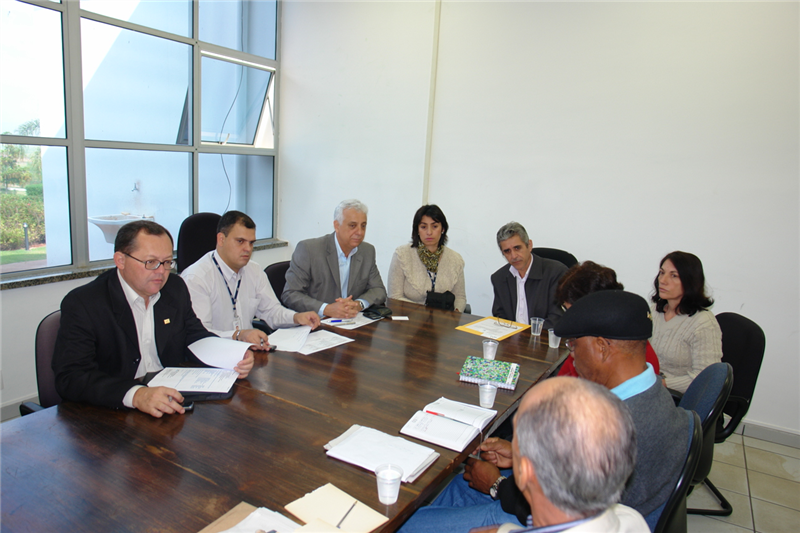Anízio em reunião com representantes da CPFL e das associações de bairros. 