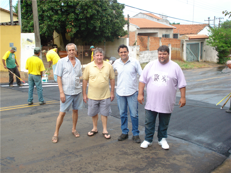 Pinguim e moradores do bairro acompanham instalação de lombada 