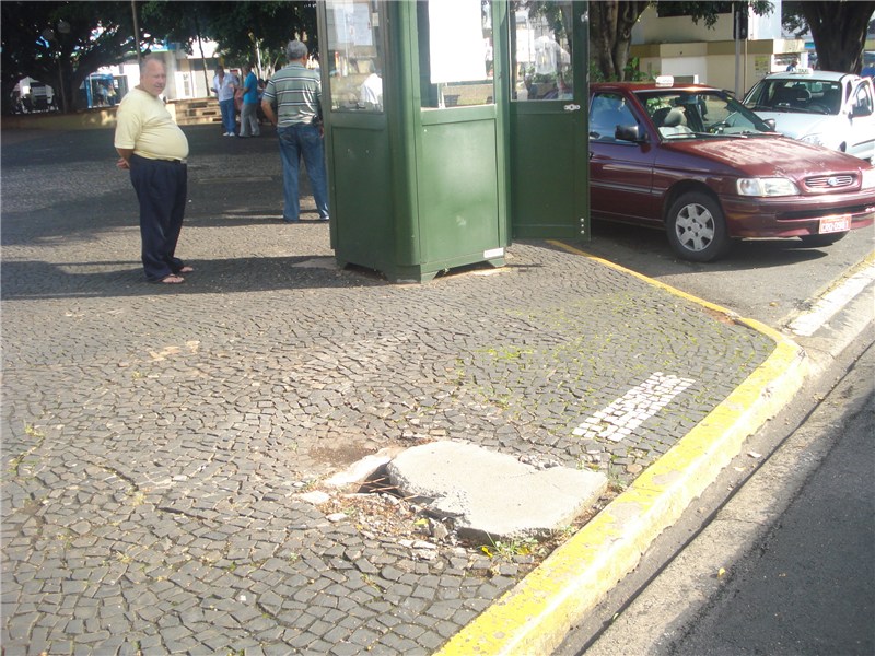 Joi fez pedido para reparos em tampas de cimento em praça do Centro