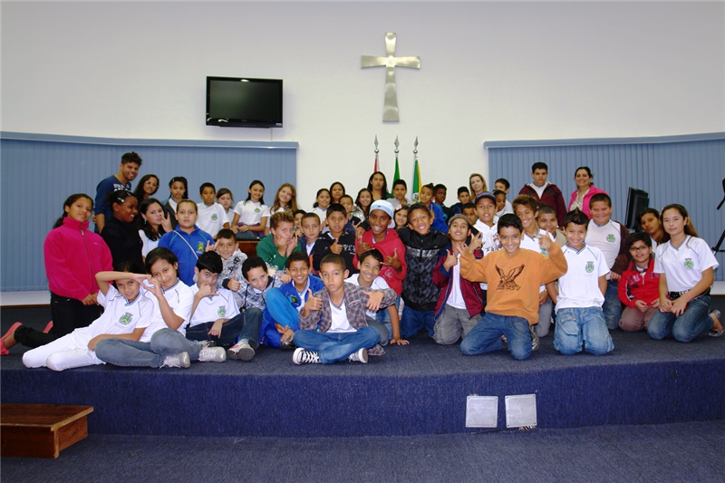 Alunos da Emefei Therezinha Quinalha participaram hoje do projeto Câmara do Futuro