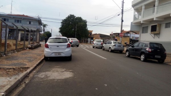 Carlão Motorista pede melhorias em sinalização de trânsito.