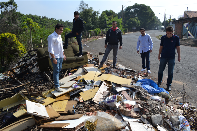 Bloco de vereadores visitam bairros com descarte irregular de lixo.