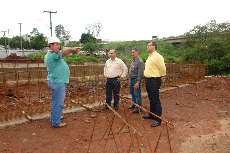 Vereadores Ademir, Danilo e Fontes conversam com encarregado