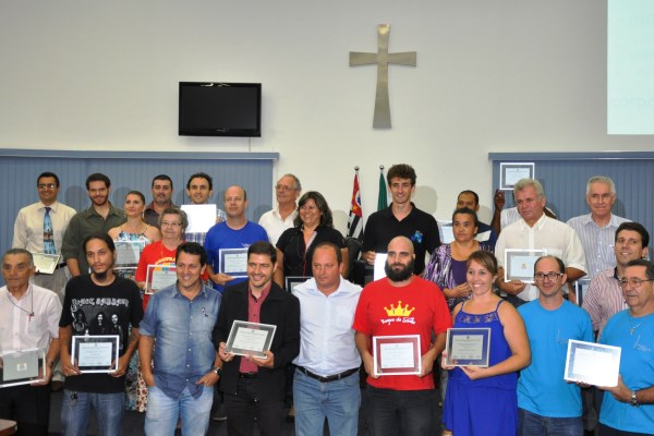 Grupo de artistas premiados na primeira edição do evento