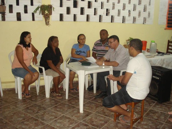 Carlos Fontes em reunião com moradores em abril.