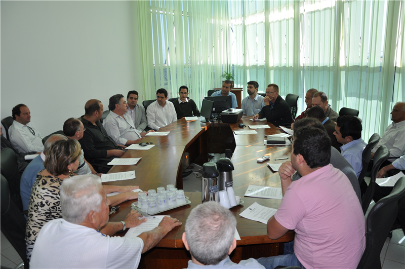 Pinguim em reunião com taxistas, vereadores e Truzzi.