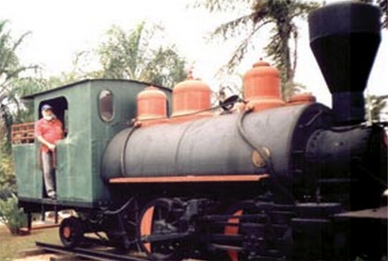 Nelson Sartori na locomotiva n° 1 de Santa Bárbara.