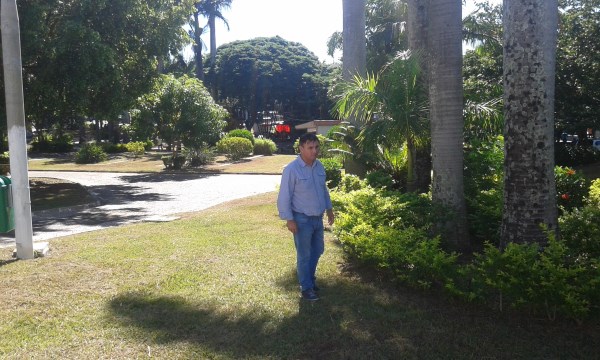 Carlos Fontes visita praça João XXIII após limpeza.