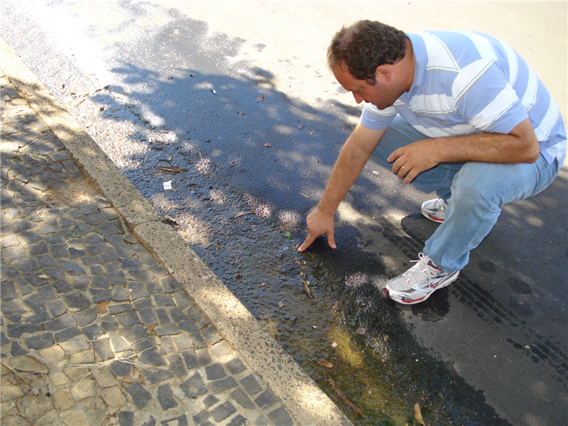 Juca observa vazamento de água na rua Carlos Chagas, na Vila Linópolis