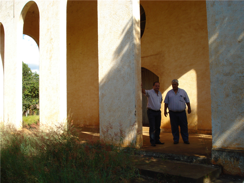 Juca verifica situação de abandono da Igreja da Usina Santa Bárbara.