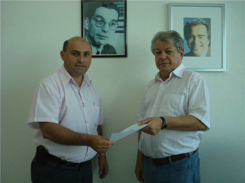 Carlos Fontes entrega ofício do pedido da creche a Carlini