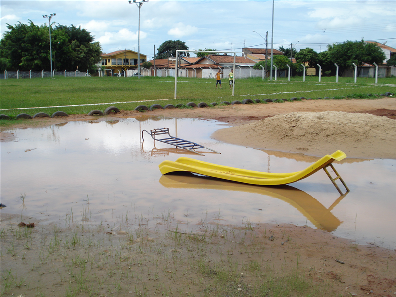 Ademir visitou obra abandonada de parque infantil no Jardim Peróla.
