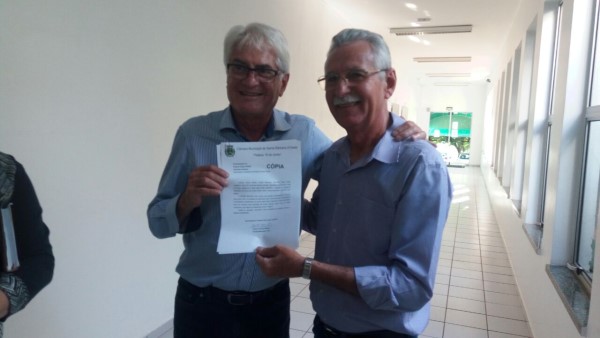 Carlão entrega ofícios ao deputado Roberto Engler.