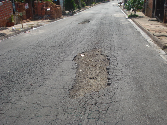 Ruas do bairro estão esburacadas