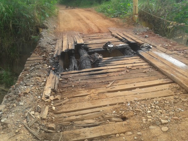 Ponte foi queimada por vândalos na estrada do Barrocão