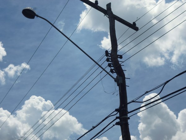 Poste de madeira persiste na Vila Grego e preocupa moradores