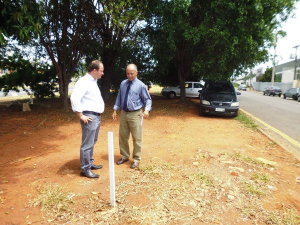 Juca e secretário Gobbi visitaram futuro estacionamento