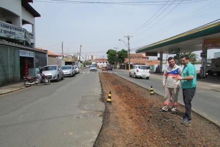 Celso acompanha obras na avenida Bandeirantes.