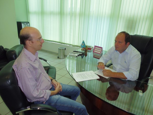 Juca, durante reunião com o secretário Rodrigo Maiello