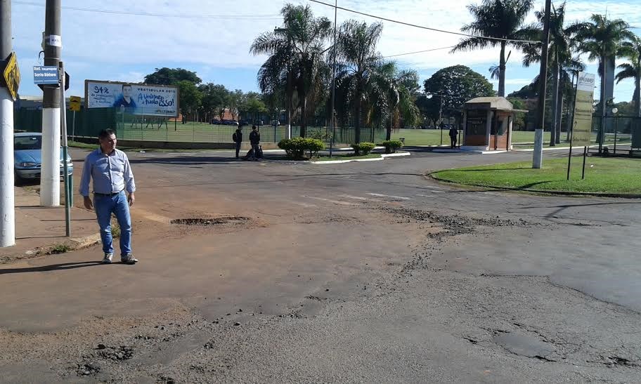 Carlos Fontes verifica precariedade de rotatória na SP-306.