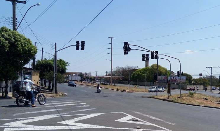 Semáforos recém-instalados no local têm causado confusão