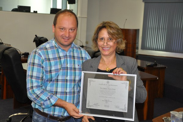 Juca entrega certificado em agradecimento à palestrante