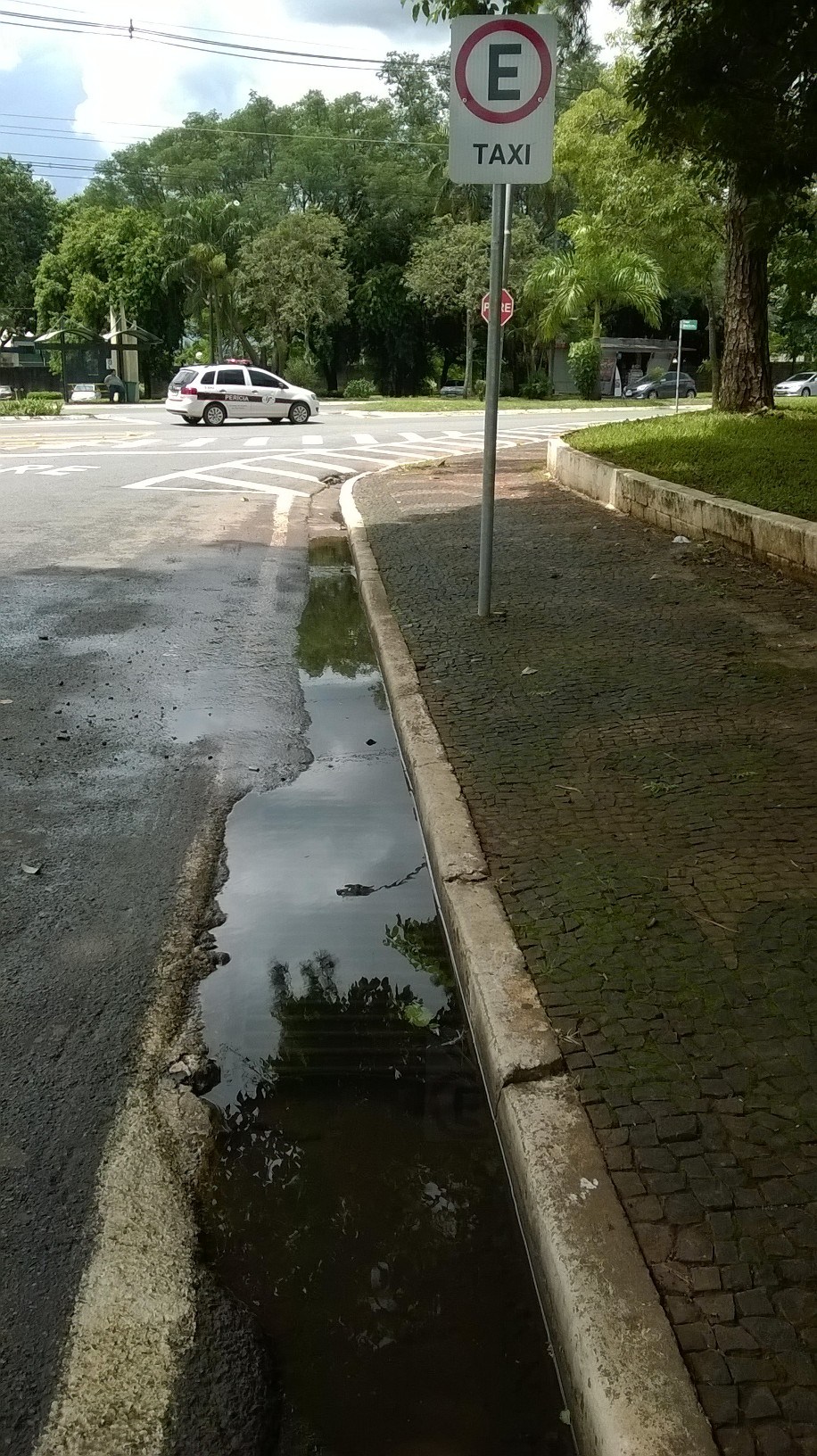 Lixo em boca de lobo prejudica vazão de águas das chuvas