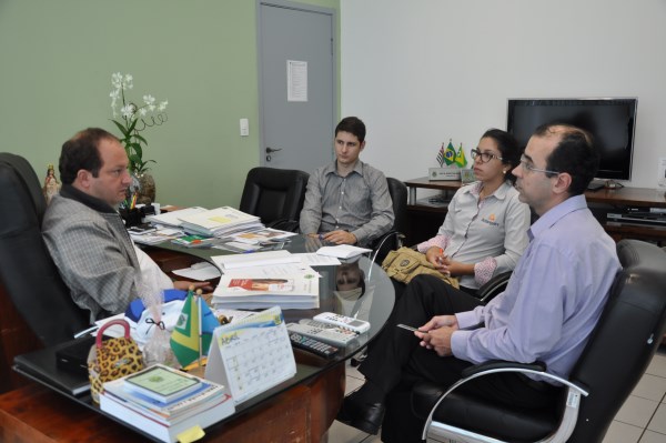 Juca em reunião com diretor da Faculdade Anhanguera.