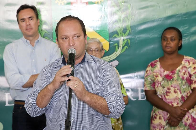 Juca discursa na inauguração da creche.