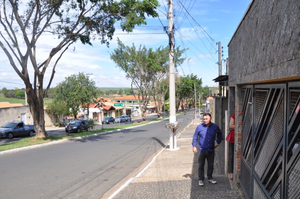 Carlos Fontes conversa com moradores do Vista Alegre.