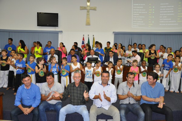 Câmara barbarense recebeu apresentação de grupo de capoeira